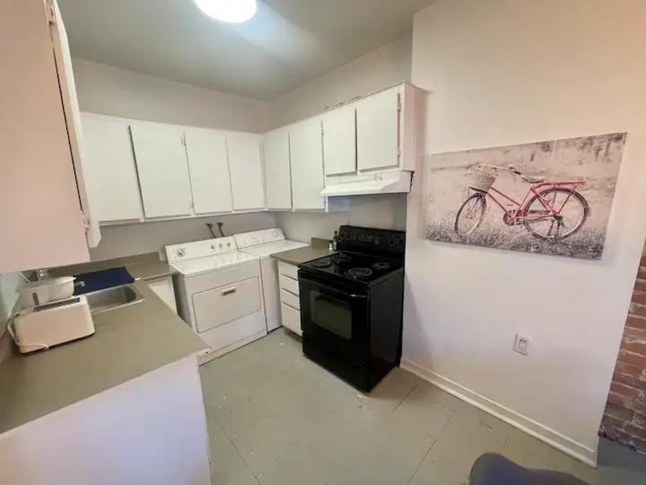 Full Kitchen Metro Rosemont B Montreal